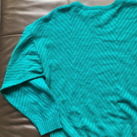 • Stretchy Knit Sweater • - Picture 4 of 9